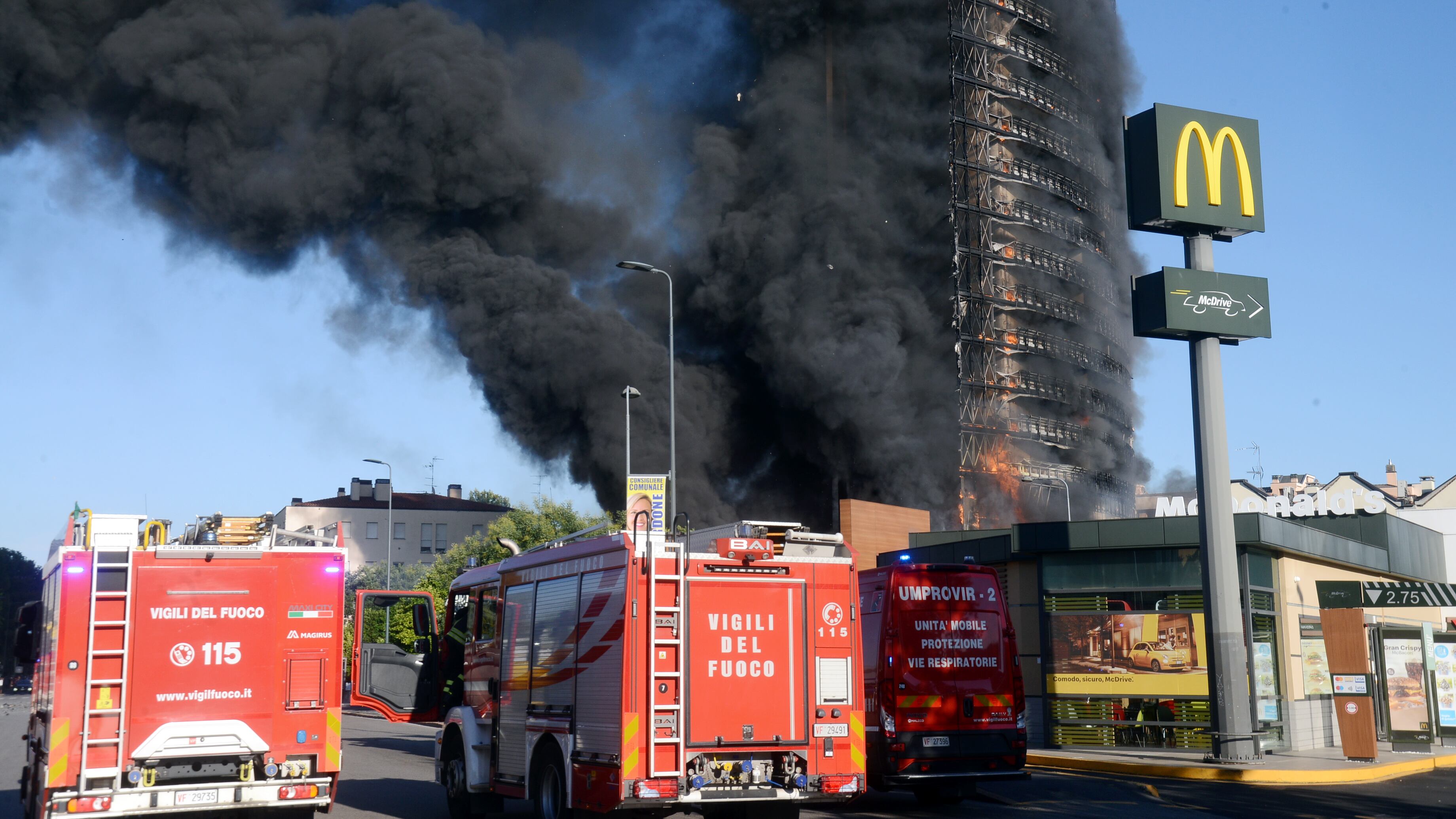 "Come cartone...": perché è bruciato il grattacielo a Milano?