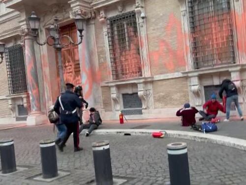 "Governo criminale". Gli ecovandali imbrattano il Senato