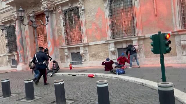 "Governo criminale". Gli ecovandali imbrattano il Senato