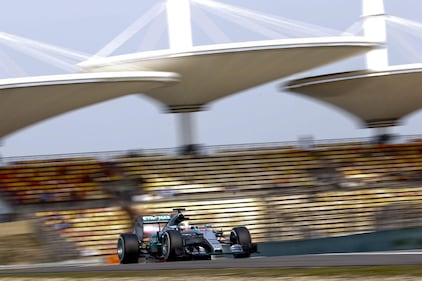 Super Hamilton, pole position a Shanghai 11