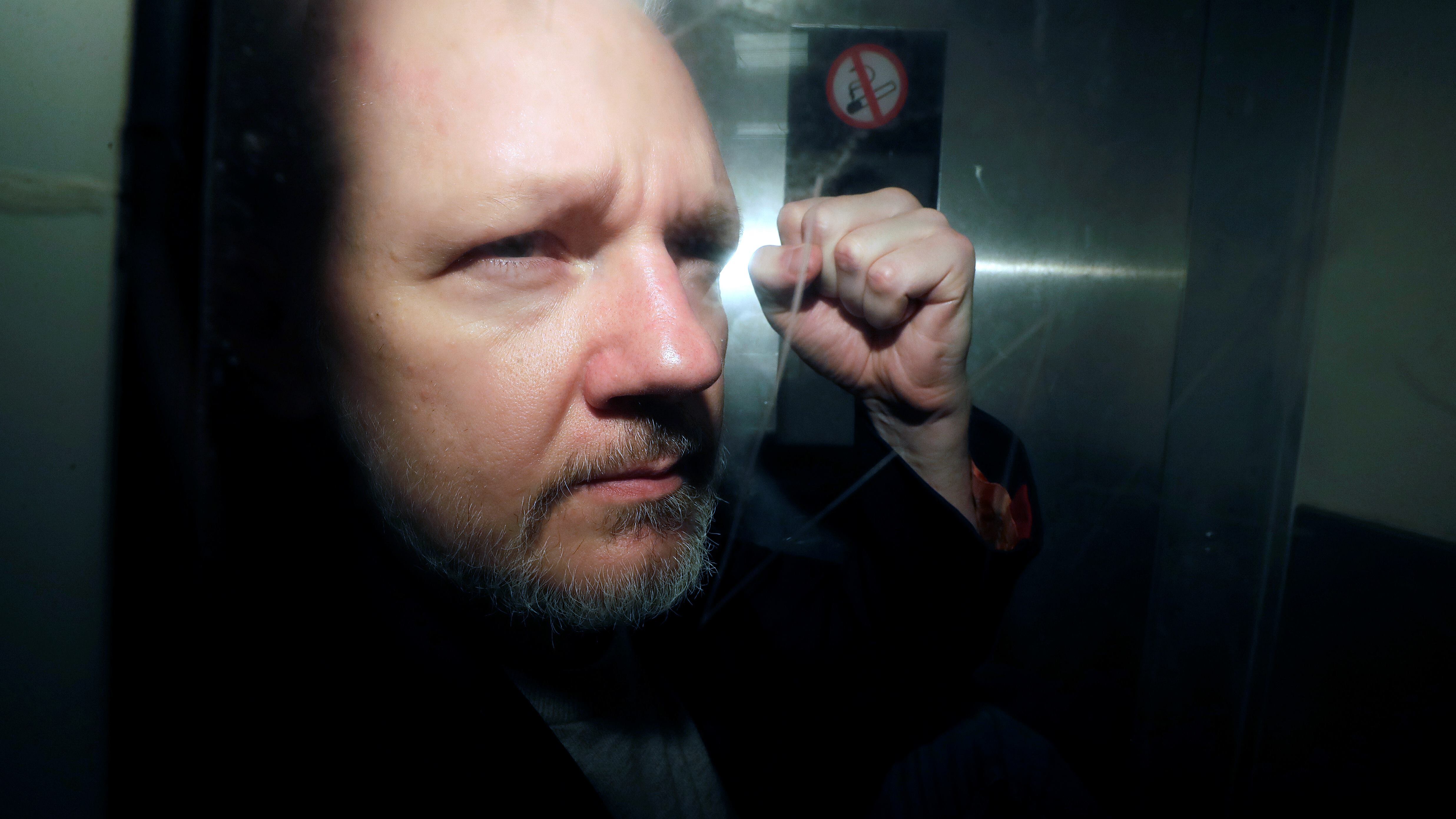 I 14 anni di Julian Assange, lo spione "sgradito" tra accuse di stupro e asilo in ambasciata