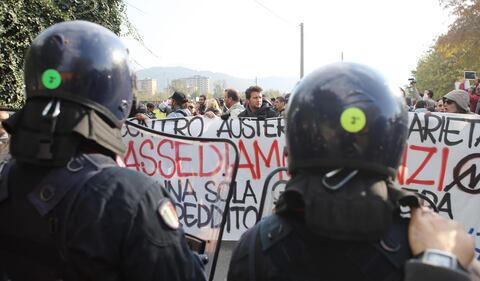 Renzi a Brescia: scontri tra polizia e antagonisti 6