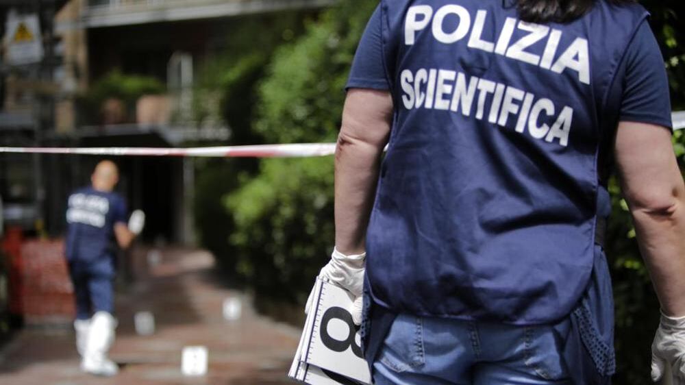 Como, cadavere africano avvolto in coperta vicino centro accoglienza