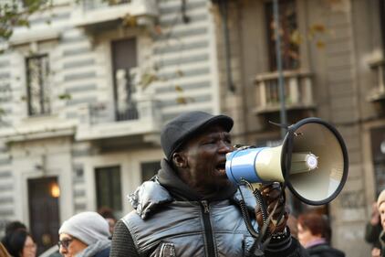 Milano, scende in piazza il corteo contro la chiusura del centro di via Corelli e il decreto Salvini 4