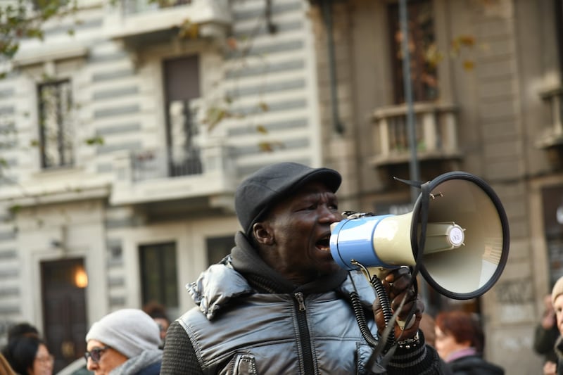 Milano, scende in piazza il corteo contro la chiusura del centro di via Corelli e il decreto Salvini 4