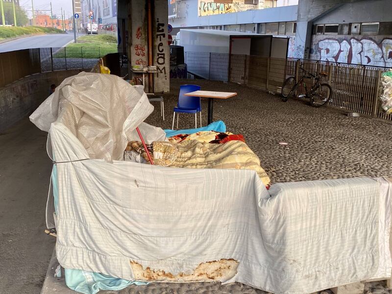 Senzatetto a Milano, nei pressi della stazione di Porta Garibaldi 1
