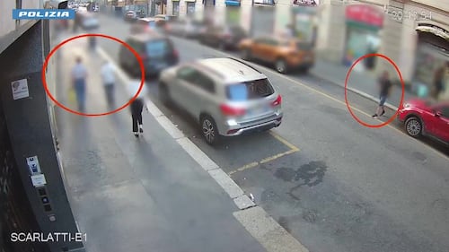 Il pedinamento e la rapina: le immagini delle telecamere di sorveglianza 1