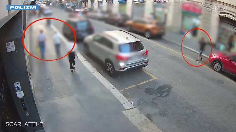 Il pedinamento e la rapina: le immagini delle telecamere di sorveglianza 1