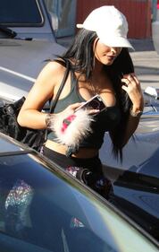 Kylie Jenner sexy in piscina 31