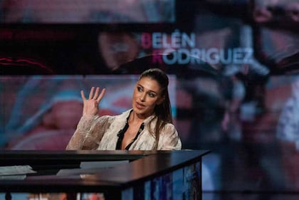 Belen Rodriguez, sexy décolleté su Instagram 24