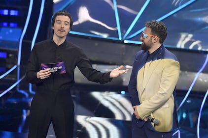 Sanremo 2024: ecco il look della seconda serata del Festival di Dargen D'Amico 11