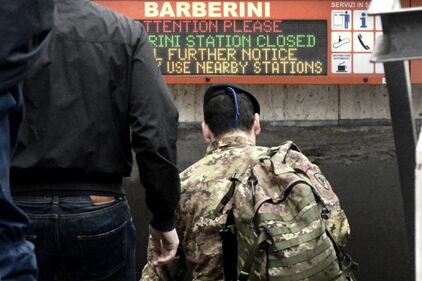 Roma, militare suicida in metropolitana 2