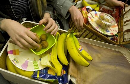 Donne fotografate mentre mangiano in metro, a Londra scatta la protesta 15