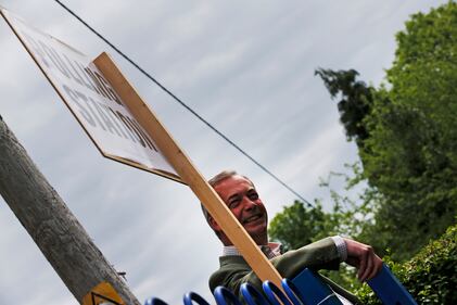  Europee, Farage vota al seggio di Cudham 5