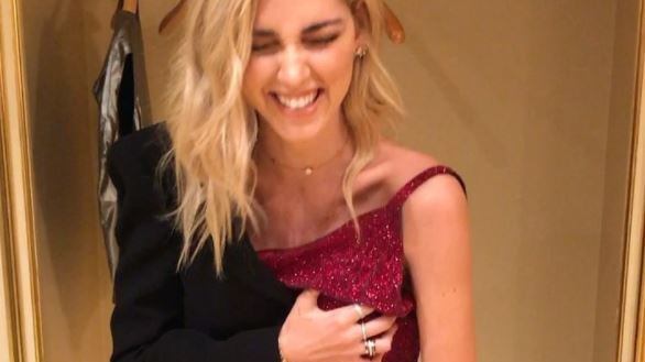 Sexy incidente per la Ferragni: sul red carpet si rompe la spallina dell'abito