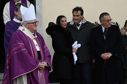 Genova si stringe attorno al dolore dei familiari di Emanuele Galeppini:le esequie della giovane vittima del rogo di Capodanno 4
