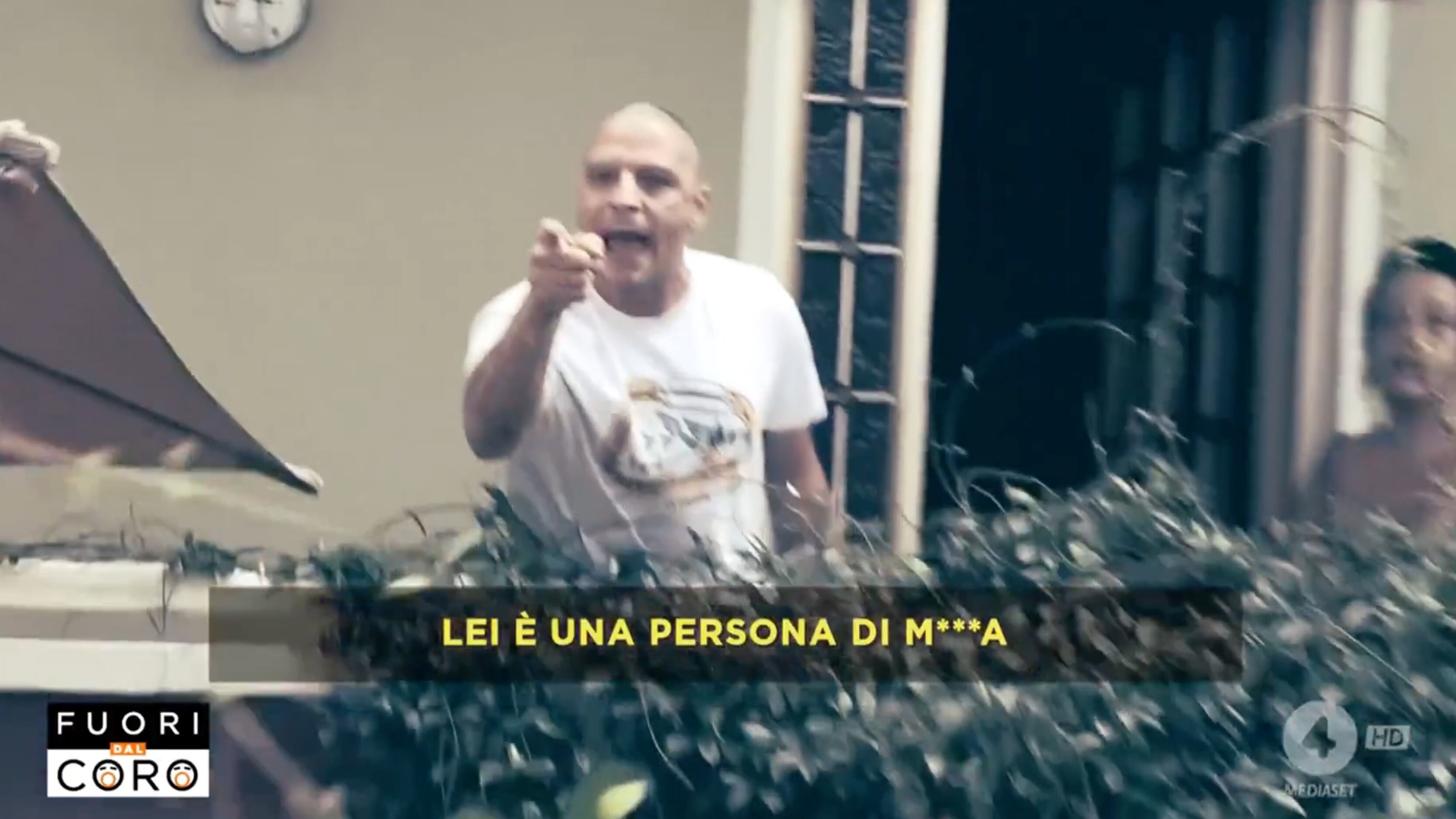 "Neanche i vermi ti mangiano". La coppia di abusivi insulta la proprietaria di casa e attacca i giornalisti