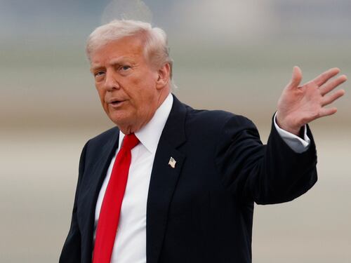 Trump grazia Rudy Giuliani e altri 76 alleati: "Fine di una grave ingiustizia"