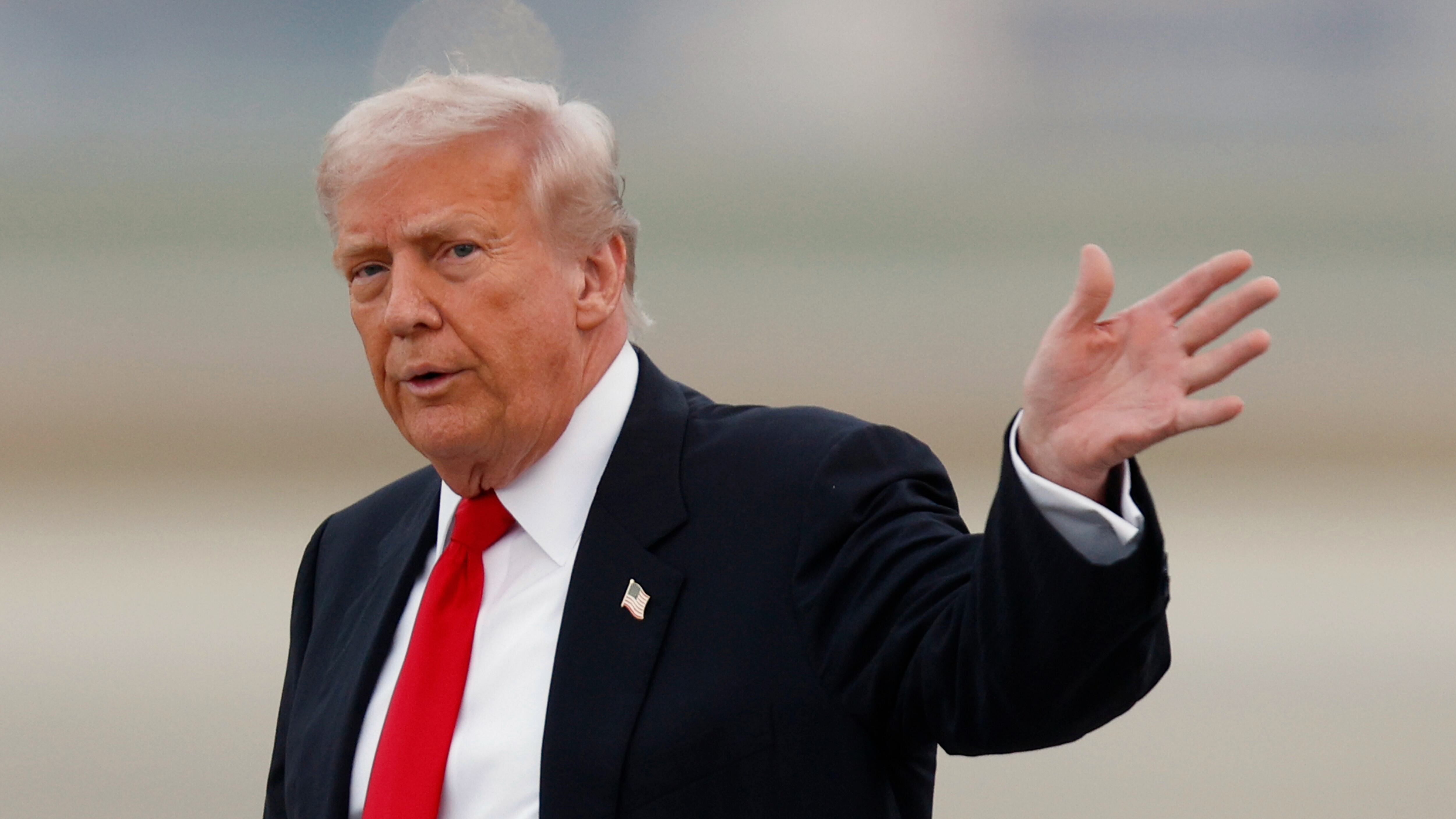 Trump grazia Rudy Giuliani e altri 76 alleati: "Fine di una grave ingiustizia"