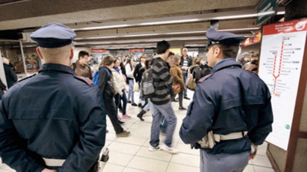 Un controllore Atm chiede il biglietto: massacrato di botte