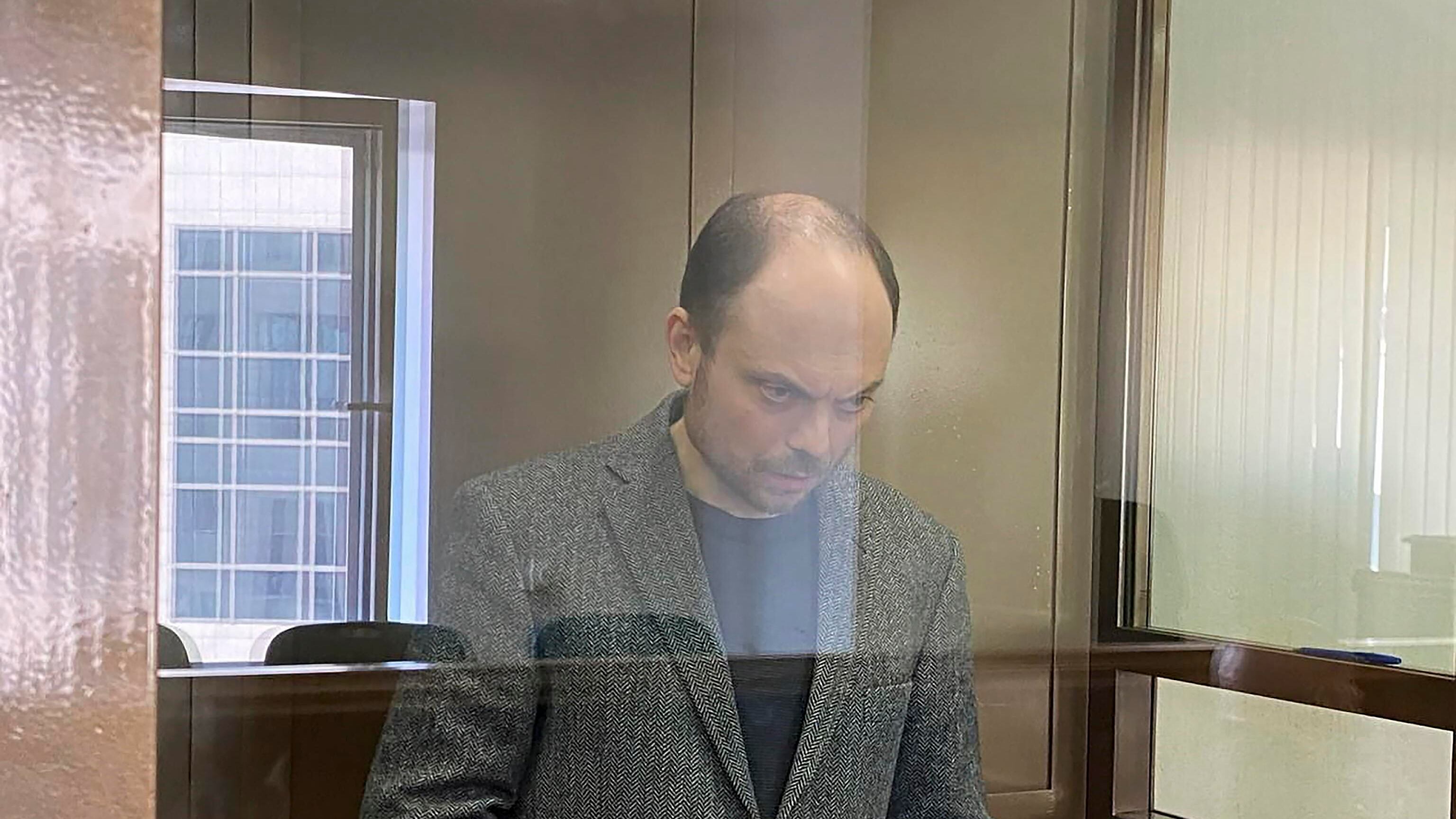 Putin spegne un altro critico. 25 anni di cella a Kara-Murza. L'urlo: "La Russia sarà libera"