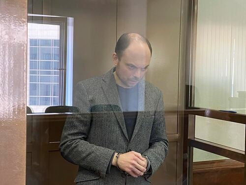 Putin spegne un altro critico. 25 anni di cella a Kara-Murza. L'urlo: "La Russia sarà libera"