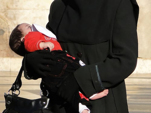Tunisia, velo islamico vietato negli uffici pubblici