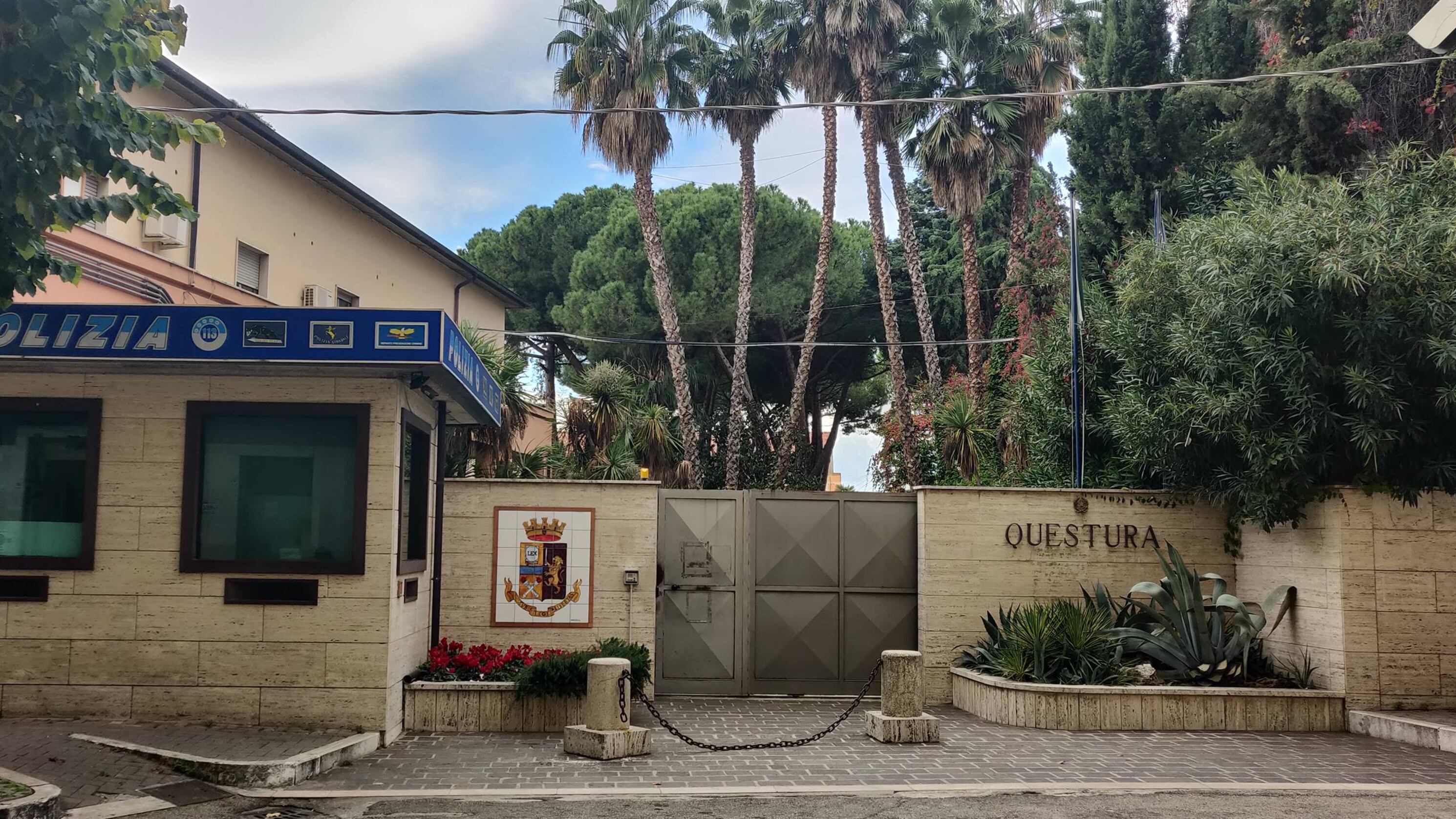 Pescara, magrebino aggredisce e deruba 63enne fuori dal supermercato