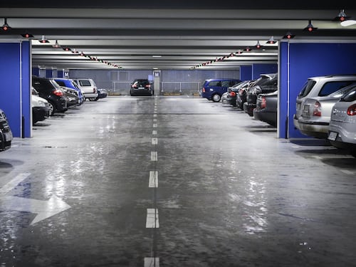 Parcheggio negli stalli del supermercato, attento a questo errore: rischi fino a 990 euro di multa