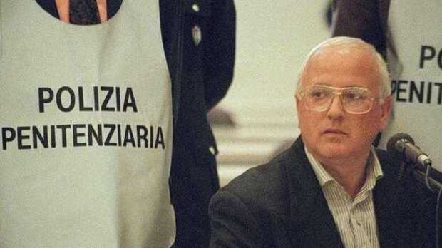 Camorra, Raffaele Cutolo dal carcere: "Io, sepolto vivo in cella. Se esco e parlo, crolla il Parlamento"