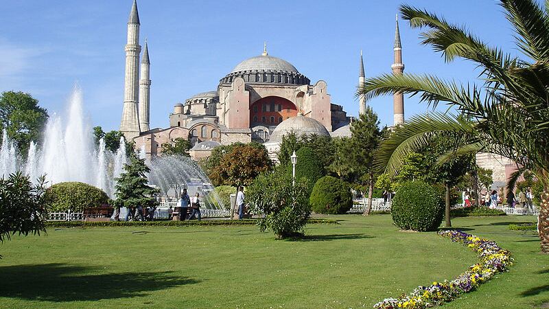 "Pornografia": la Turchia vieta ai minori il libro italiano sul coraggio delle donne
