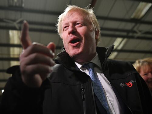 "Via il canone", "Campagna pro Tory". Bbc, il mito vacilla (e somiglia alla Rai)