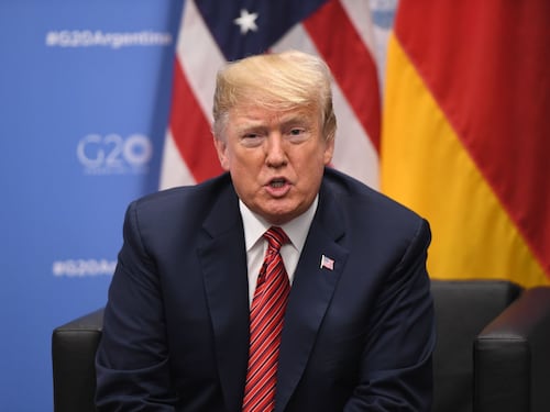 Donald Trump e il Pentagono sono a caccia di alieni