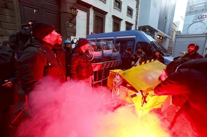 Uova sui poliziotti: la protesta dei centri sociali a Milano 10