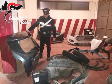 Foggia, i carabinieri trovano in un furgone pezzi di auto rubate 1