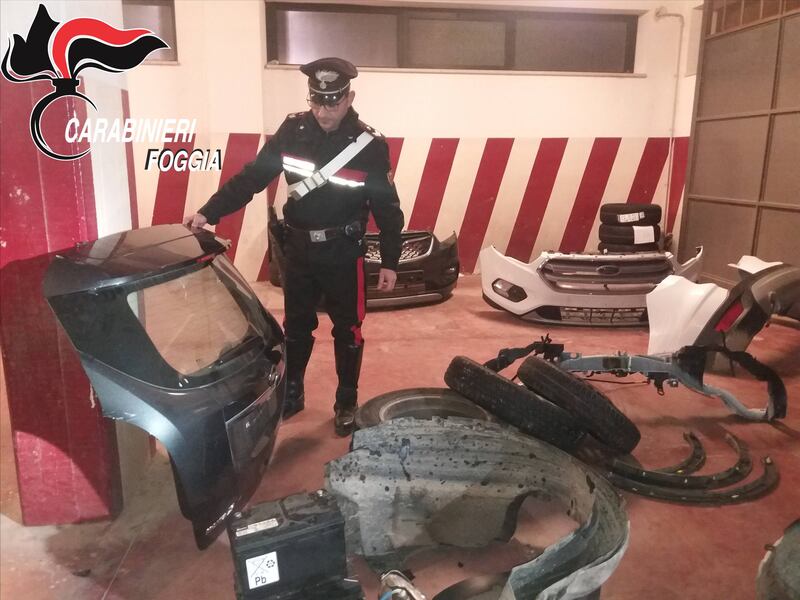 Foggia, i carabinieri trovano in un furgone pezzi di auto rubate 1