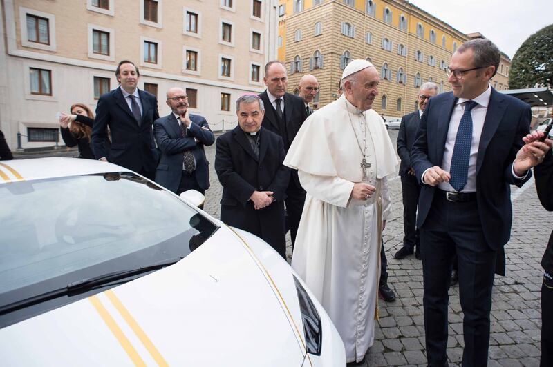 La Lamborghini ha regalato una supercar al Papa 4