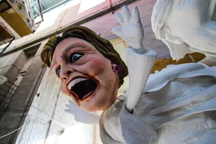 Renzi, Pannella e Trump sui carri del carnevale a Viareggio 17