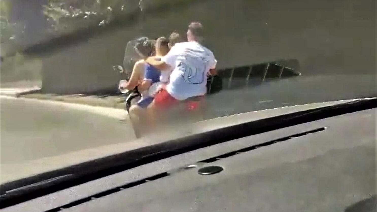 In 5 a bordo di uno scooter per andare al mare: video choc da Napoli