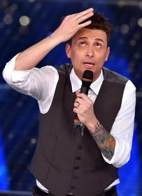 Il palco dell'Ariston è una sinfonia di tatuaggi 7