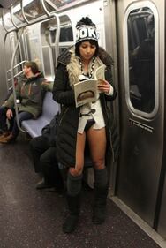 In metro senza pantaloni. È il No Pants Subway Ride 12