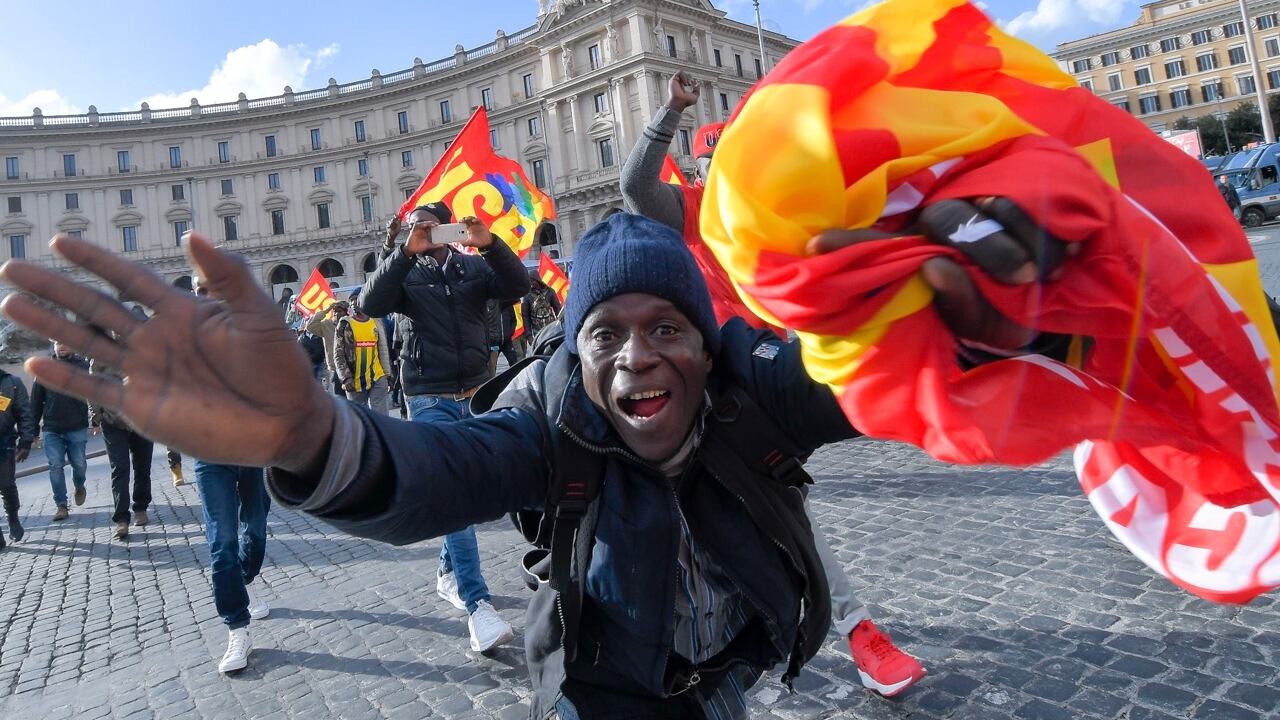 Modena, manifestanti contro apertura Cpr: “Ridateci la libertà”