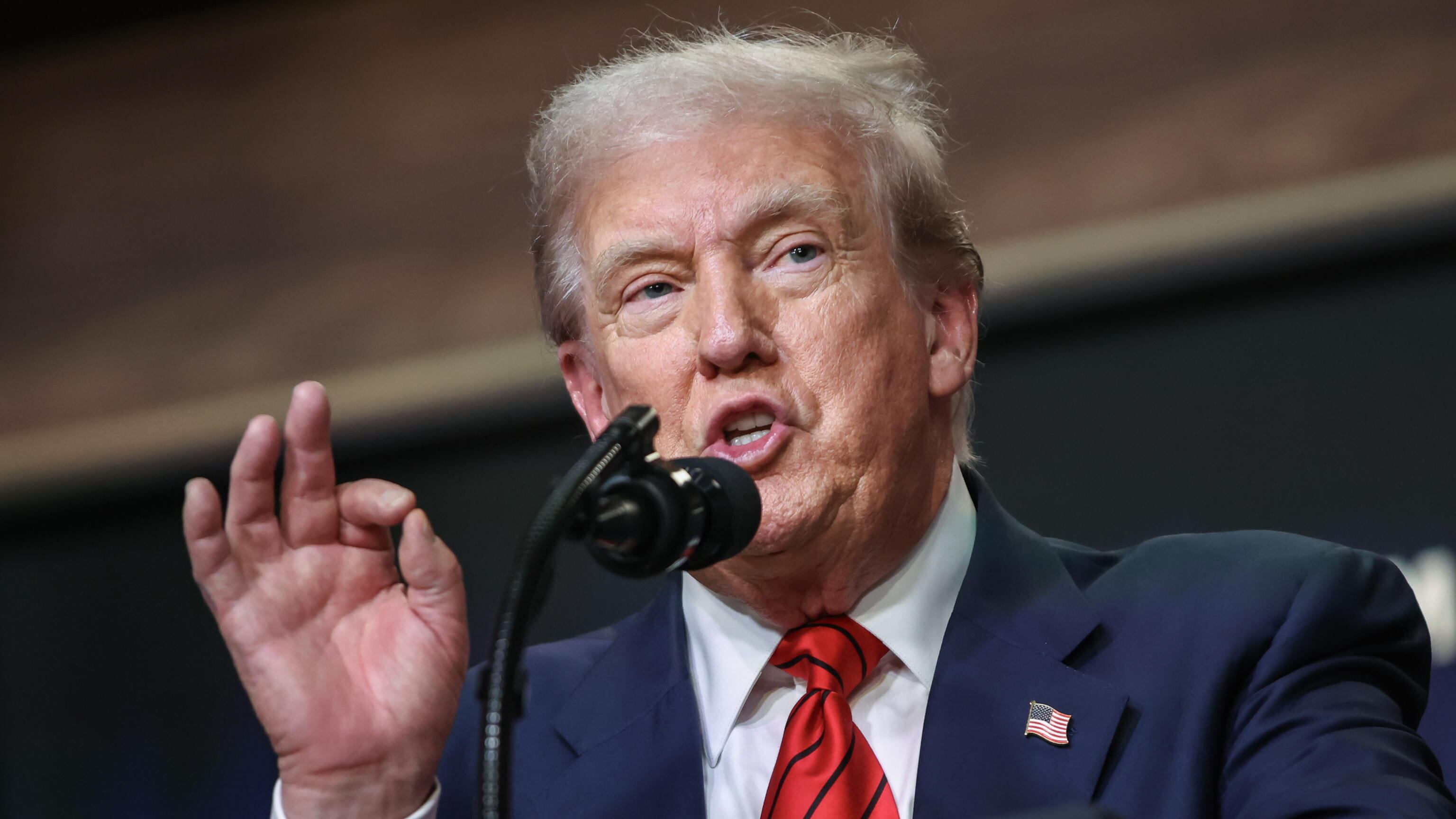 Trump avverte Putin. "Non faccia il furbo, la guerra finisca. Zelensky? Assente"