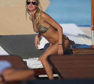 Il bikini hot di Laura Stoner in spiaggia 6