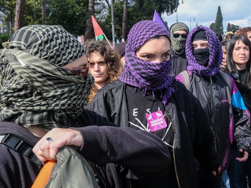 Asterischi e rifiuto della parola "donna": il fronte delle femministe si spacca