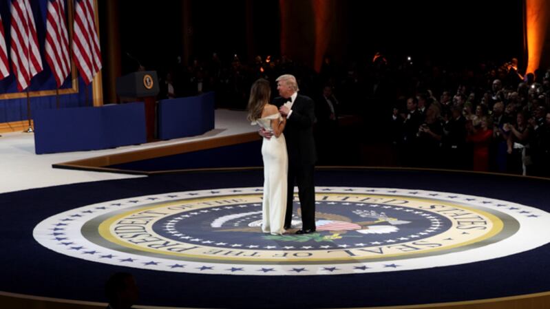 Il ballo di Trump con Melania, sulle note di "My Way"