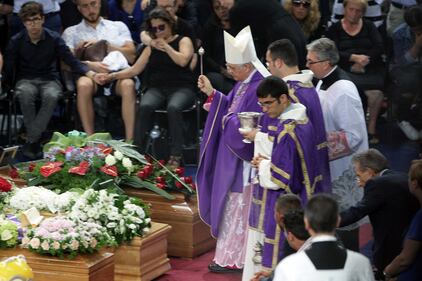 Andria, il funerale delle vittime dello scontro fra treni 17