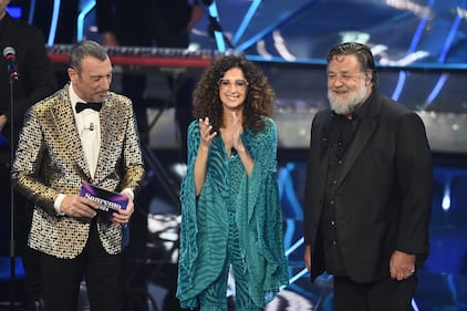 Sanremo 2024: ecco il look della terza serata del Festival di conduttore, co-conduttrice e ospiti 4