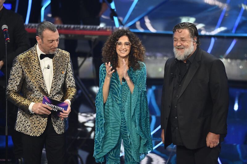 Sanremo 2024: ecco il look della terza serata del Festival di conduttore, co-conduttrice e ospiti 4