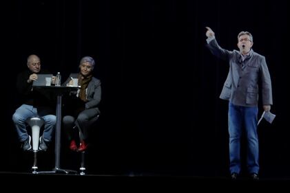 Francia, Melenchon fa il comizio in ologrammi 10